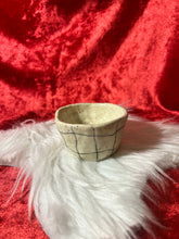 Load image into Gallery viewer, Lil pinch pot
