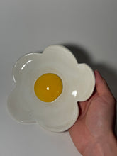 Load image into Gallery viewer, Daisy dish
