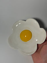 Load image into Gallery viewer, Daisy dish
