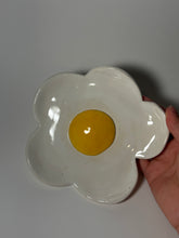 Load image into Gallery viewer, Daisy dish
