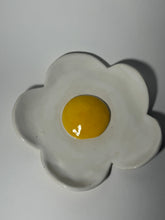 Load image into Gallery viewer, Daisy dish
